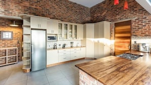 Deluxe huis, 4 slaapkamers | Privékeuken | Een koffiezetapparaat/waterkoker, een koelkast met diepvriezer