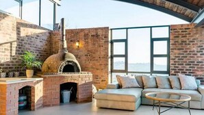 Deluxe huis, 4 slaapkamers | Woonkamer | Flatscreentelevisie, Netflix en streamingdiensten
