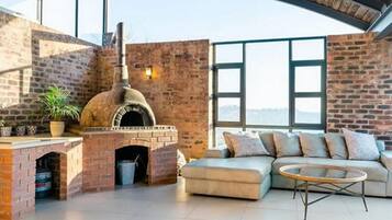 Rumah Deluks, 4 kamar tidur | Ruang keluarga | TV layar datar, Netflix, dan layanan streaming