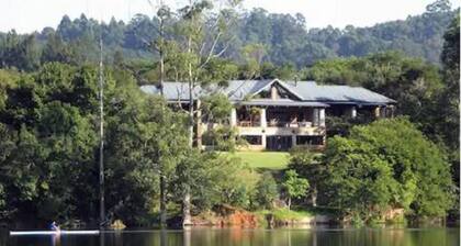 Tinkers Lakeside Lodge