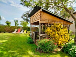 Property grounds - Charming Cottage near Loire Castles with Garden, WiFi, Parking, and Fully Equipped Kitchen (Cigogne)