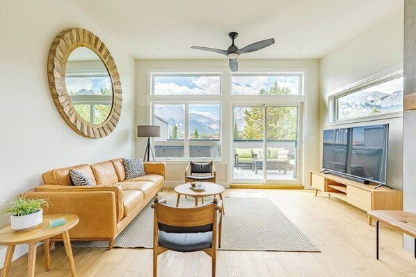 تلفزيون ذكي، مدفأة، كُتُب، مكتب