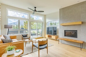 Smart TV, fireplace, books, offices