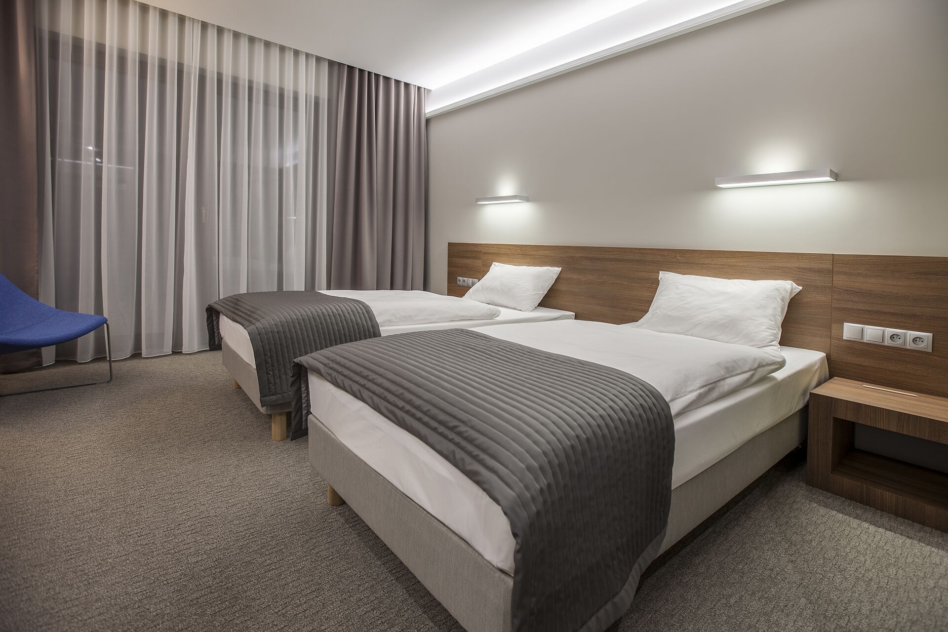 deluxe double or twin room | 1 bedroom, in-room safe, desk, laptop workspace