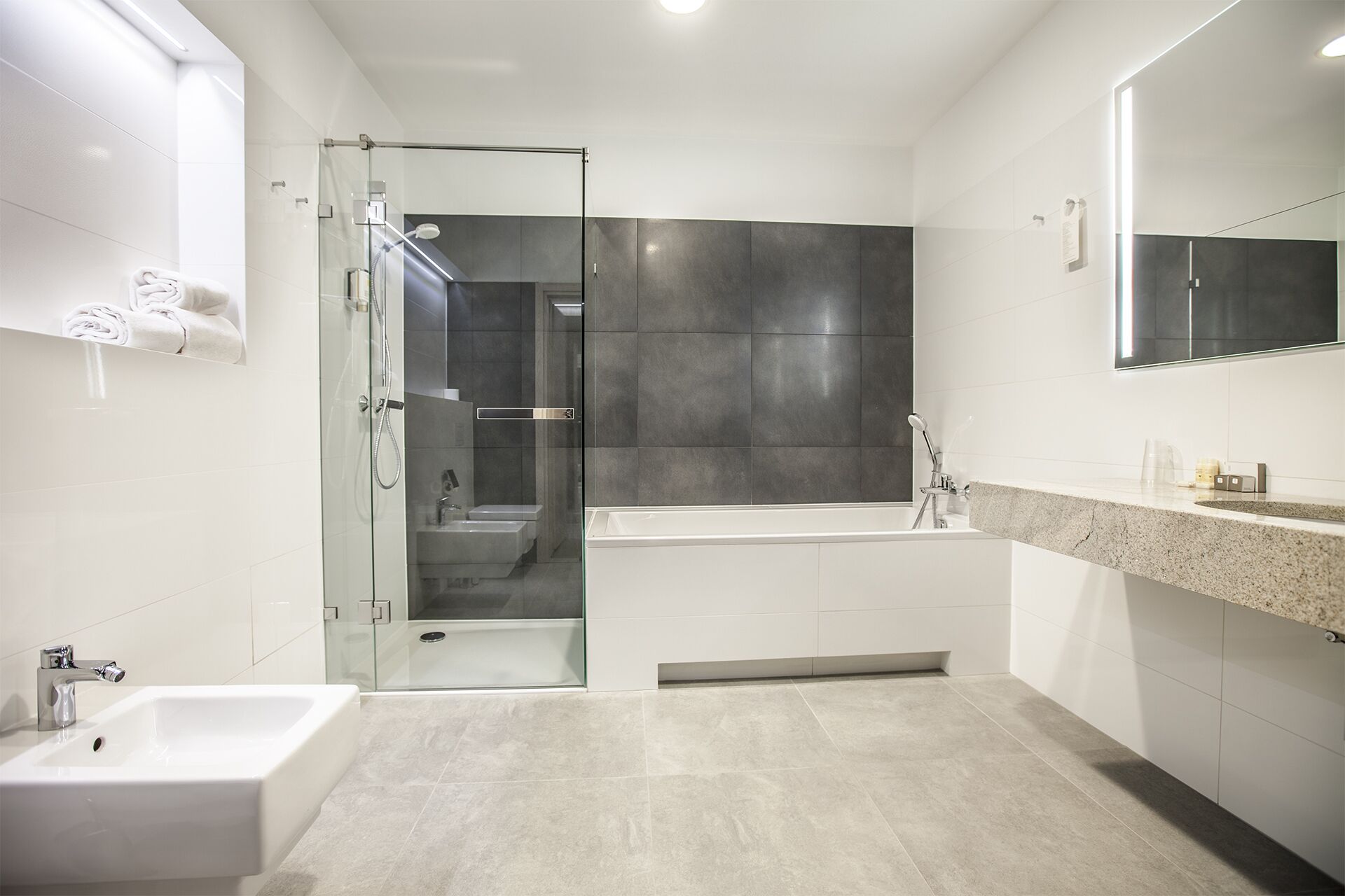 deluxe suite | bathroom | towels