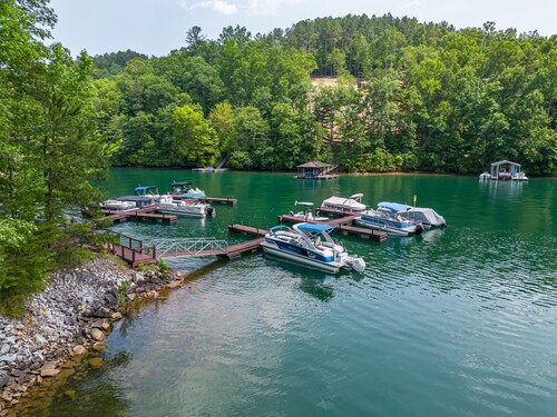 Lakefront Lake Keowee home, private swim deck, boat slip, minutes from Clemson.