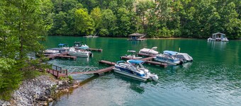 Lakefront Lake Keowee home, private swim deck, boat slip, minutes from Clemson.