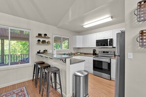 Réfrigérateur, four à micro-ondes, un four, surface de cuisson