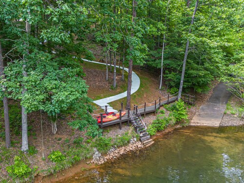 Lakefront Lake Keowee home, private swim deck, boat slip, minutes from Clemson.