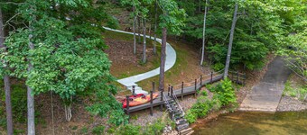 Lakefront Lake Keowee home, private swim deck, boat slip, minutes from Clemson.