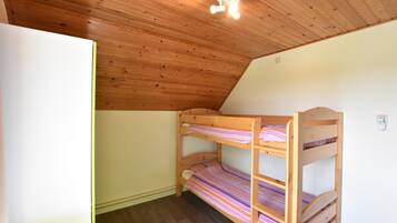 4 bedrooms, bed sheets