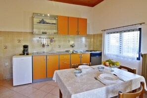 Een koelkast, een oven, een kookplaat, een koffiezetapparaat/waterkoker