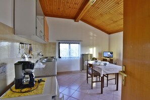 Fridge, oven, stovetop, coffee/tea maker