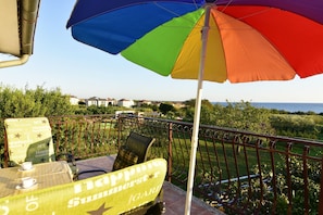 Property grounds - Apartment Luciana 1, sea-view balcony, Wi-fi, barbecue, parking space (Bašanija)