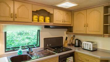 Cabin | Private kitchen | Fridge, microwave, oven, stovetop