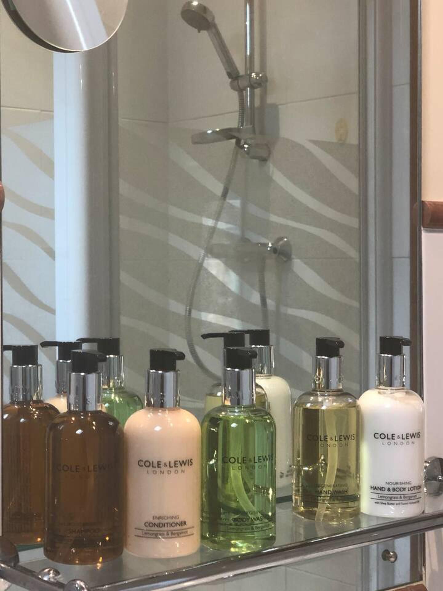 Baignoire et douche séparées, baignoire relaxante profonde, chaussons