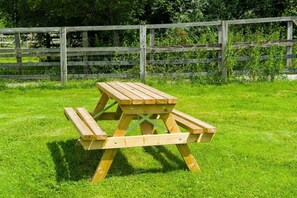 Outdoor dining - Idyllic Country Suite (Southam)