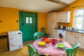 Apartment | Private kitchen | Fridge, microwave, oven, stovetop - Idyllic Country Suite (Southam)