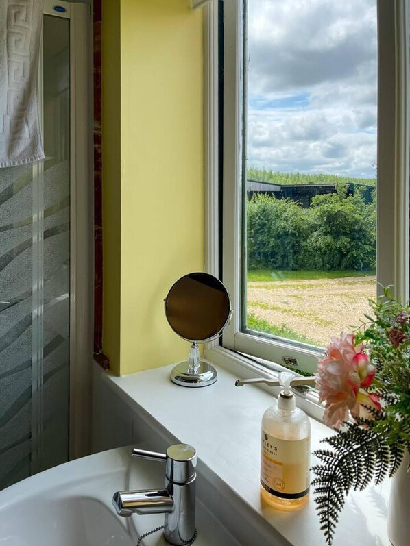 Apartment - Sunshine Annex-double Bed,ensuite, Lounge, Kitchen (Southam)