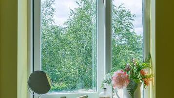 Apartment | Bathroom | Shower, towels, shampoo