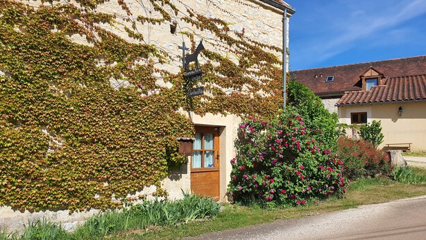 A building with ivy-covered walls and a wooden door. - Quiet vacation rental for 5 people with a safe swimming pool (Salviac)