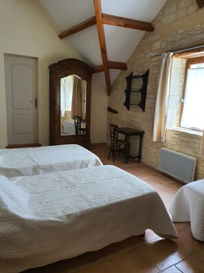 2 chambres, fer et planche à repasser, lit de bébé portatif