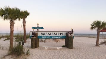 靠近海滩、沙滩椅