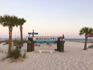 Beach nearby, sun loungers - Beach & Sunset views Cottage!! Close to Downtown (Gulfport)