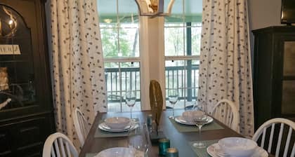"FLOATS MY BOAT"- Suwannee River Home in Branford, FL, near area Springs, too!