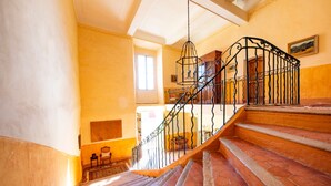 A staircase with a wrought iron railing leading to a landing. - Bastide Saint-Estève (Brue-Auriac)