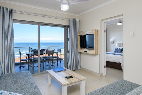 Standaard appartement | Woonruimte | Een 32-inch flatscreentelevisie met satellietzenders en televisie