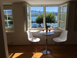 Condo premium, 2 quartos, para não fumantes, ao lado do lago | Área de estar | TV de tela plana 32 polegadas com canais via satélite, TV