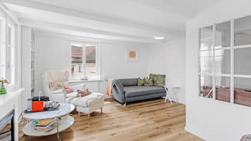 Standard Studio Suite | Living area | 32-inch flat-screen TV with satellite channels, TV