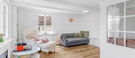 Suite estudio estándar | Zona de estar | Televisión de pantalla plana de 32 pulgadas con canales por satélite