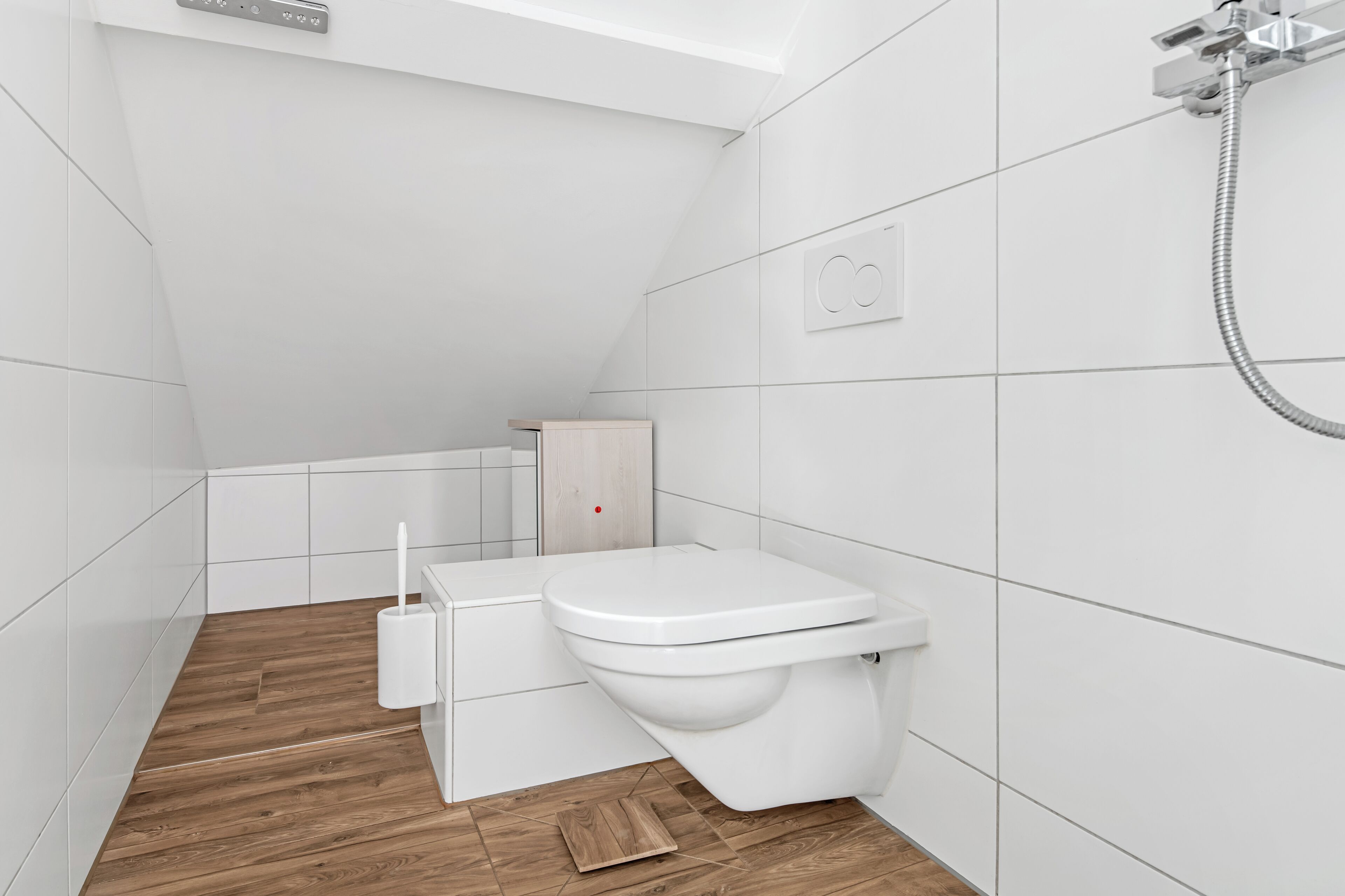 Une salle de bain moderne équipée de toilettes, d’un bidet et d’une douche.