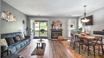 Nhà, 2 phòng ngủ, hồ bơi riêng | Phòng khách | TV màn hình phẳng 42-inch có truyền hình cáp, TV, lò sưởi