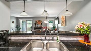 Fridge, microwave, stovetop, dishwasher