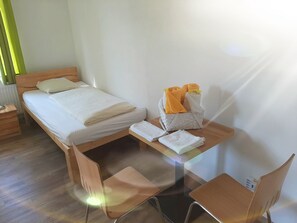 Standard-Vierbettzimmer, Gemeinschaftsbad | Laptopgeeigneter Arbeitsplatz, kostenloses WLAN, Bettwäsche