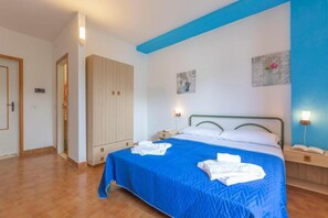 Minibar, desk, iron/ironing board, free WiFi - Hotel Cylentos (Santa Marina)