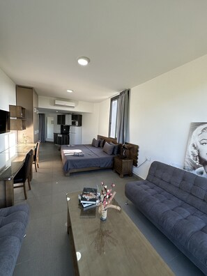 Dobbeltrom – premium | Sengetøy av topp kvalitet, skrivebord og skrivebord for bærbar PC