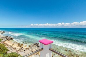 On the beach - Casa Perla Suite 3 : Oceanfront Studio with Rooftop Dipping Pool (Isla Mujeres)