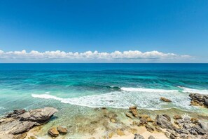 On the beach - Casa Perla Suite 3 : Oceanfront Studio with Rooftop Dipping Pool (Isla Mujeres)