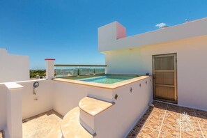 Outdoor pool, a rooftop pool - Casa Perla Suite 3 : Oceanfront Studio with Rooftop Dipping Pool (Isla Mujeres)