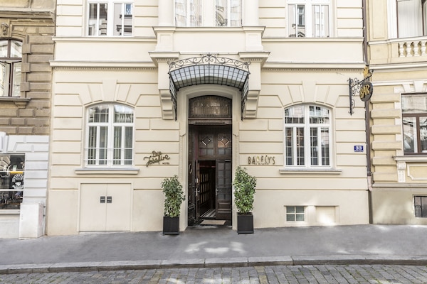 Mặt tiền nơi lưu trú