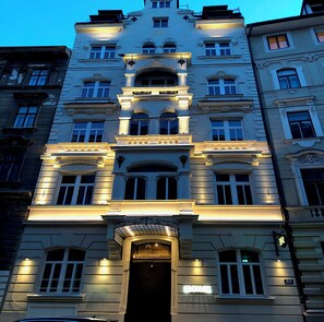 Front of property - evening/night - Eurostars Josefine (Vienna)