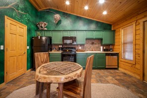 Fridge, microwave, oven, stovetop - Cozy-up in a Cabin for Two! Fireplace, Whirlpool Tub & Private Balcony (Branson)
