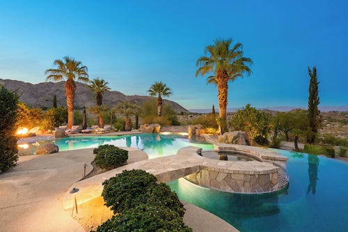 'La Paz Estate' 8 BR, 5 Acre Paradise