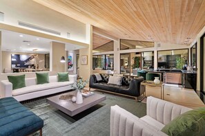 テレビ、暖炉、テーブ  ルサッカー台