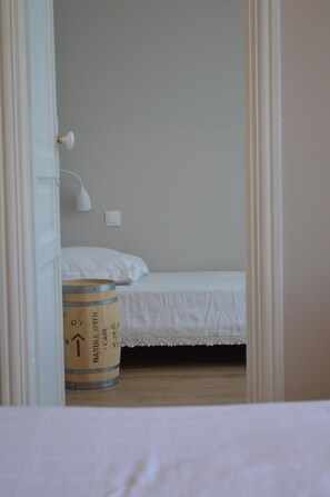 Decoración individual, mobiliario individual, wifi gratis y ropa de cama