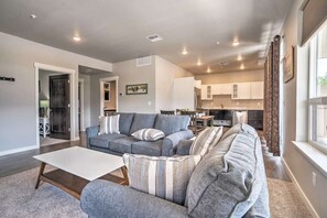 Smart TV, fireplace, DVD player - Modern Marina's Edge Condo - Pool, Spas (Manson)